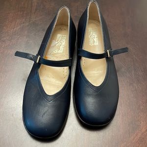 Salvatore Ferragamo girls dance shoe Mary Jane size 2 leather exc cond navy
